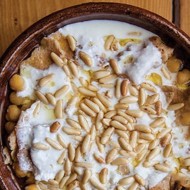 دستور خوراک نخود لبنانی با نان پیتا و ماست تند