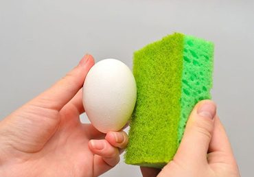 روش تمیزکردن تخم مرغ